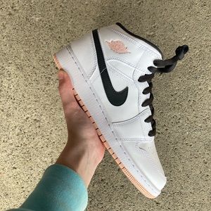 Jordan 1 Mid Crimson White